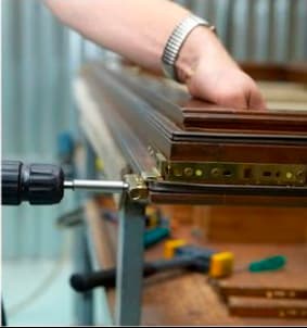 Замена петель деревянных окон